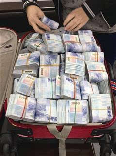 行李托运惊现1660万现金,走私链条浮出水面