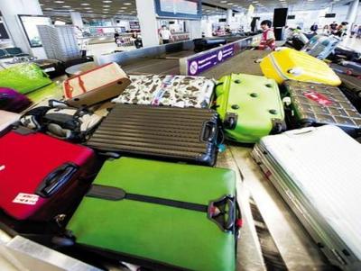 为何下了飞机之后,托运的行李箱都不撕标签?过来人告诉你行李托运的奥秘